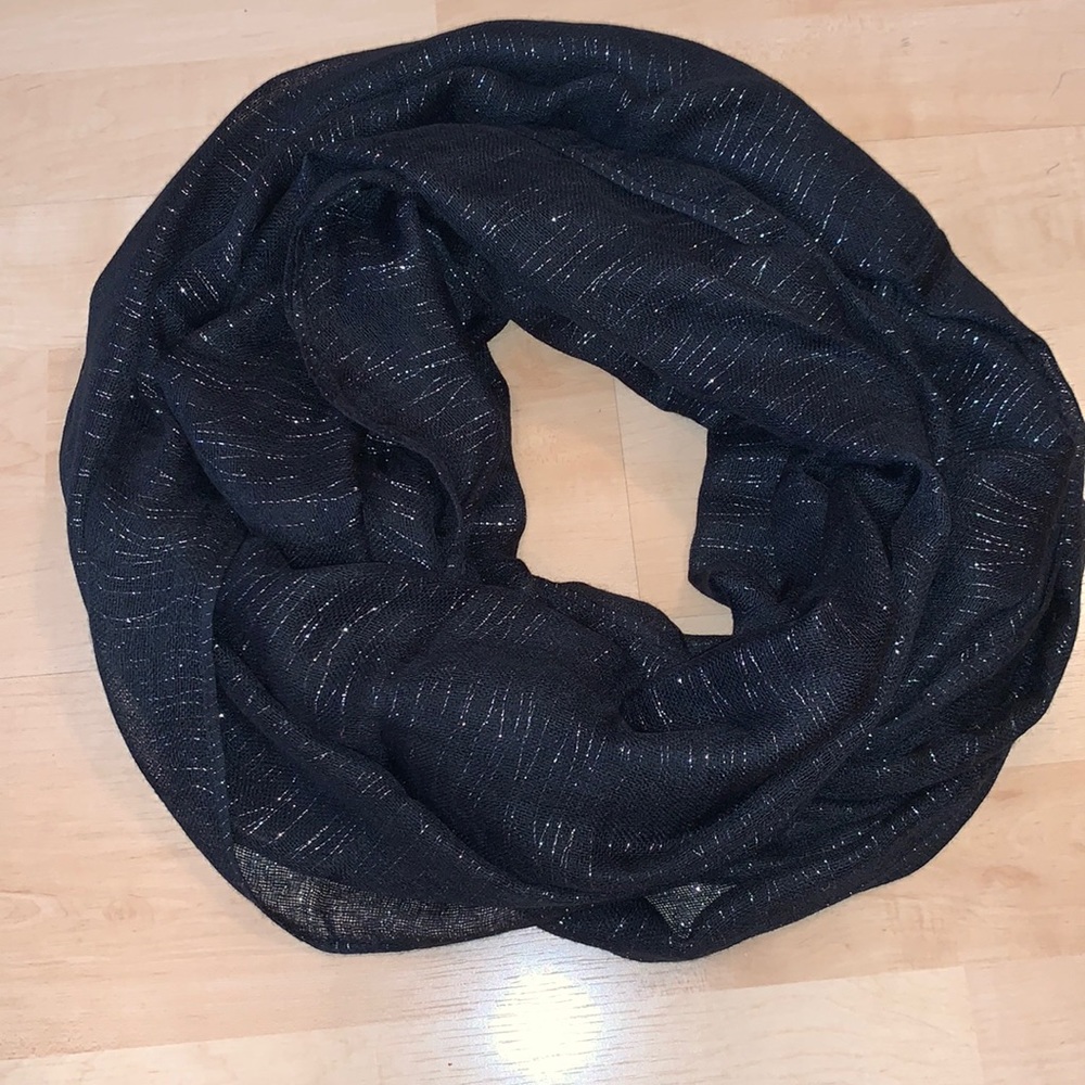 BANANA REPUBLIC black circle scarf with silver